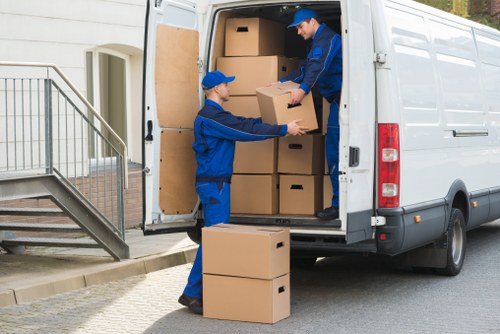 Packing and unpacking support for residential and business customers in Crooklog